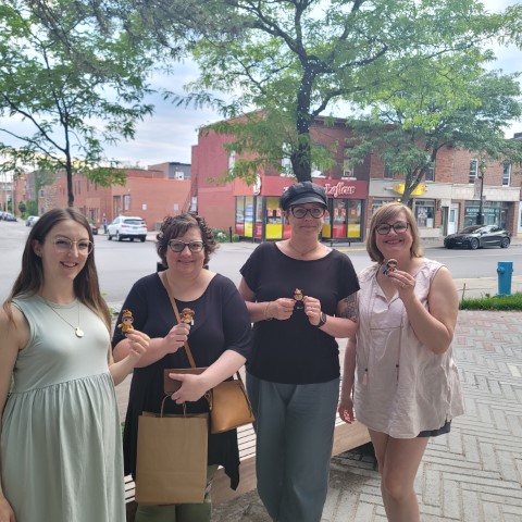 Amy, Karine, Julie et Nadine posent dans un parc avec leurs minis poupées.