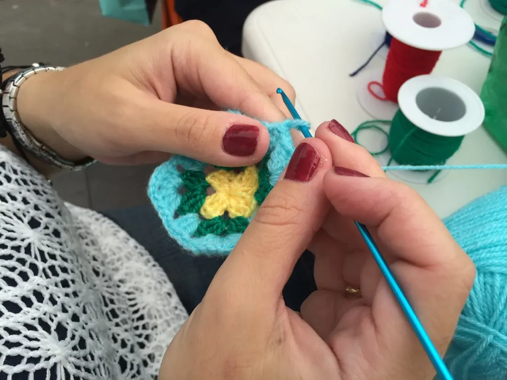 Mains avec crochet confection d'un carré granny
